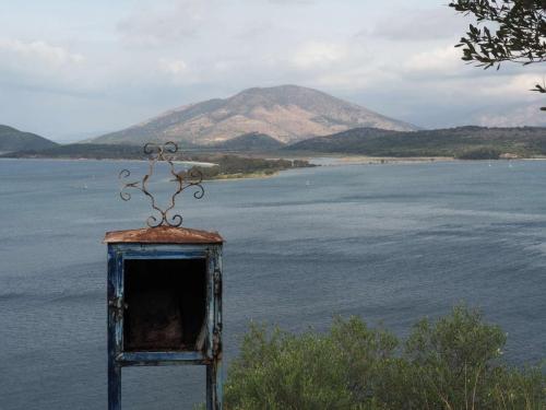 Les boîtes de prières sont très courantes sur les bords de route en Grèce 