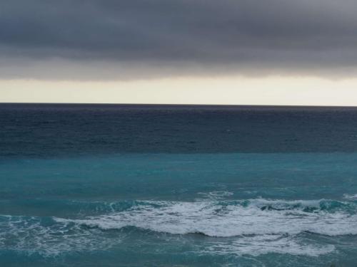 Temps nuageux, le ciel est bas, mer agitée mais le soleil n'est pas loin