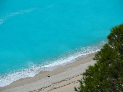 Rikiki bonhomme devant cette magnifique mer !
