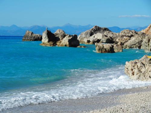 Baignade dans cette eau turquoise sur la plage de Megali Petra