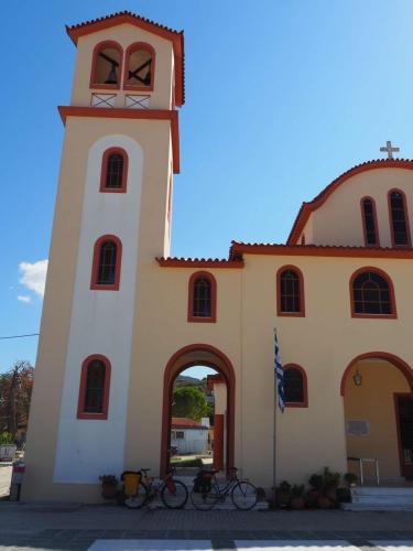 Petite pause près d'une église après avoir quitté l'île de Lefkada 