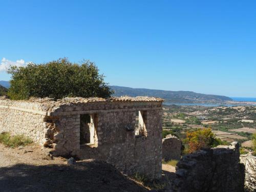 Passage dans un village en ruines, plein de maison en pierre un peu partout où la végétation a pris le dessus. Seul habitants du village maintenant, les chèvres 