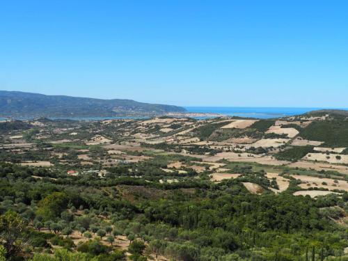 Vue sur la campagne et l'île de Lefkada au loin