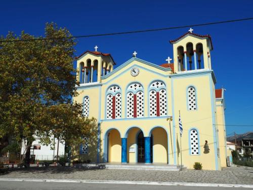 Très belle église colorée a Mitikas