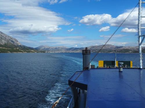 Nous prenons le ferry pour l'île de Kefalonia... Nous trichons juste pour ne pas faire 100km.. 