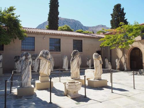 Une partie de l'intérieur du musée de l'ancien Corinthe 