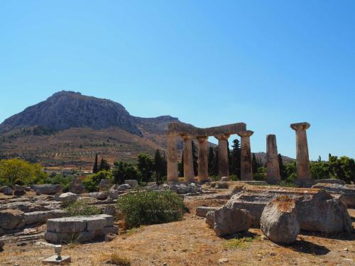 Le site archéologique, le temple d'Apollon et l'acropole en arrière plan 