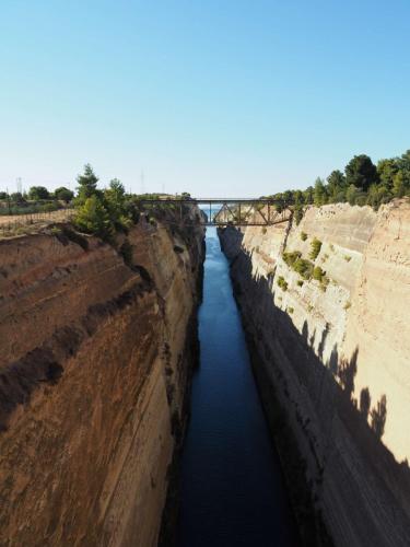 Le canal de Corinthe dont la hauteur est impressionnante ! 