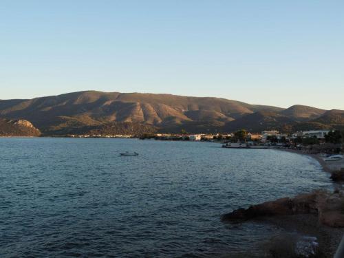 La baie de Loutra Oreas Elenis, où nous passons la nuit (vue depuis le balcon de notre chambre!)