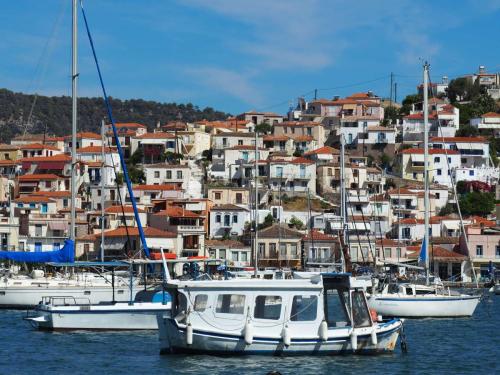 Arrivés à Galatas, nous faisons face à la très belle île de Poros
