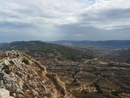 Vue depuis l'Acropole de Corinthe sur l'arrière pays du Péloponnèse. Ça s'éclaircit !!