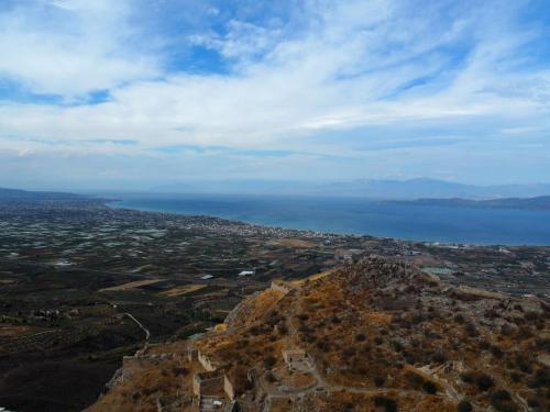 Vue depuis l'Acropole de Corinthe, la mer au loin, le ciel bleu est revenu !!