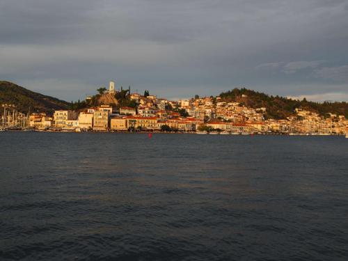 Arrivée sur l'île de Poros avec le coucher de soleil ! 