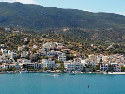 Depuis Poros, vue sur Galatas et le Péloponnèse 