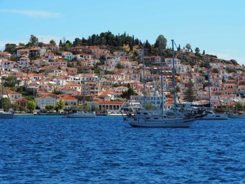 La ville de Poros, que je ne me laisse pas de photographier...