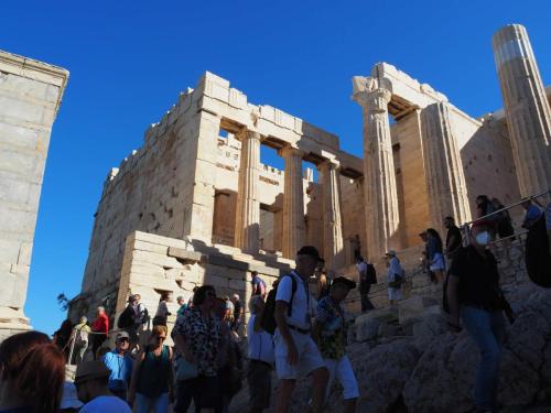 Il y a la queue pour monter à l'Acropole... Je n'imagine pas au mois de juillet et août...