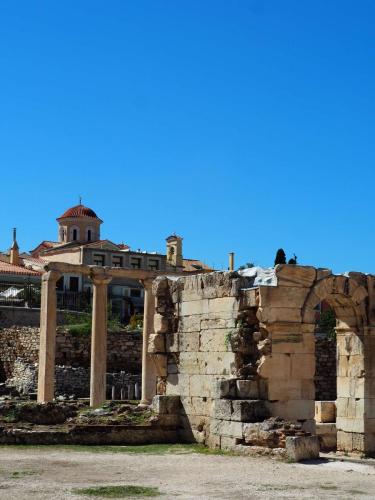 Il y a beaucoup de sites archéologiques à visiter dans Athènes, beaucoup moins visité que l'Acropole, on apprécie la tranquillité 