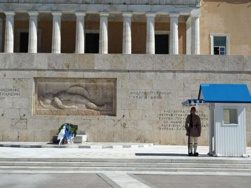 La garde devant la tombe du soldat inconnu et devant le Parlement 