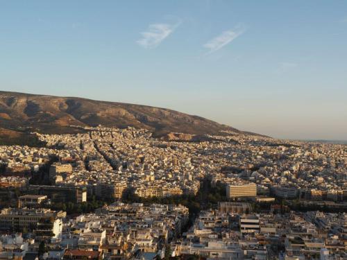 Coucher de soleil sur la ville depuis le mont Lykavitos. Il se mérite, quelques marches à monter avant d'avoir de la vue...