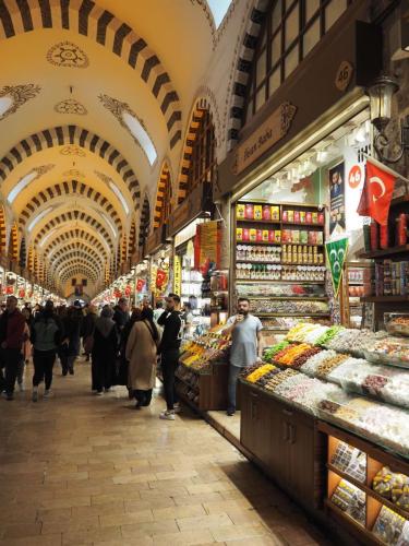Visite du Bazar Égyptien. Des épices, des couleurs, des sucreries et des spécialités turques !