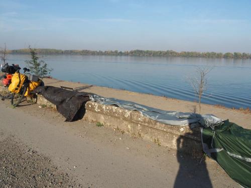 Déjeuner au bord du Danube, séchage de ma tente encore humide de ma nuit en bivouac