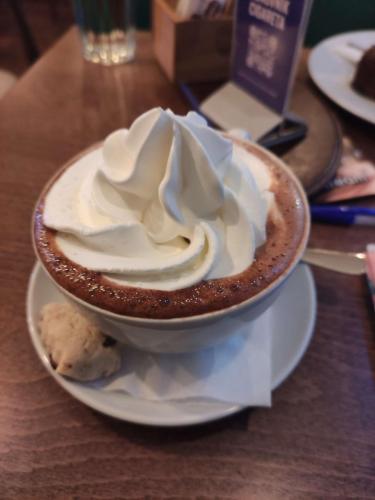 Après une journée à marcher, un chocolat chaud réconfortant