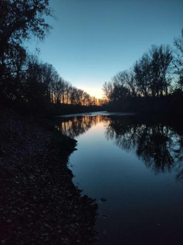 Fin de journée près de Nis, petite toilette dans la rivière à la nuit tombée