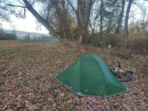 Petit bivouac dans le parc sur nid de feuilles mortes. Ça pèle !