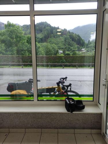 J'ai tellement froid ! Entre la pluie, les basses températures et la descente, je suis gelée. Alors j'attends, et j'espère, que la pluie se calme à l'abri dans une banque !