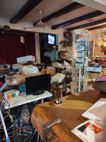 Superbe rencontre avec Michel, qui tenait le bar/restaurant/location de skis avec sa femme Mado en haut du col. Le restaurant a fermé, mais les affaires sont encore là ! 