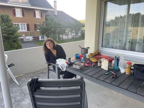 Dîner sur la terrasse chez Évelyne et son mari qui ont une grosse ferme 