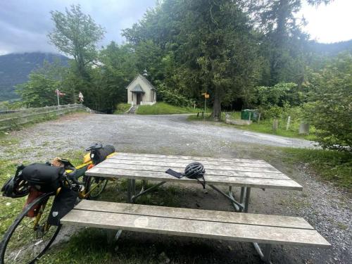 Super bivouac, une chapelle, une fontaine, des outils, un barbecue, des toilettes... On est heureuse ce soir malgré le froid !
