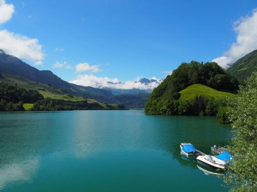 Lac de Lungern avec les montagnes au loin