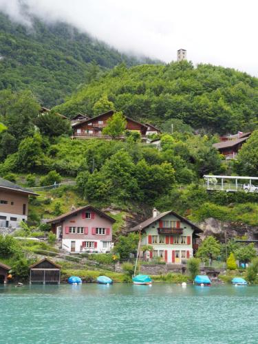 Le long de la rivière près d'Interlaken