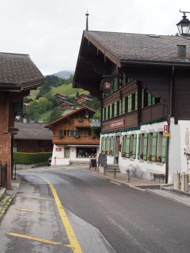 Petit village juste avant Gstaad, chalet et ambiance montagne !