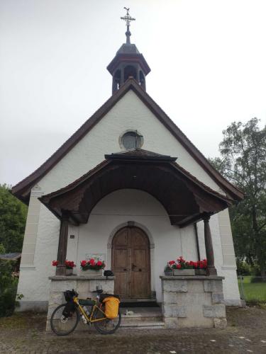 Petit déjeuner au sec devant cette Chappelle près de Gruyère 