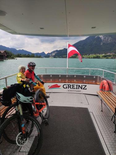 On finit en coupant par la courte traversée du lac en ferry, nous évitant 10km de plus en vélo...