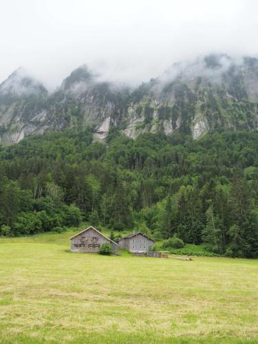 La vue est superbe, entre les habitations, les montagnes, la verdure, la rivière, tout est sublime 