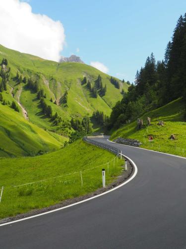 La route est magnifique, il n'y a pas trop de trafic, des vélos qui me doublent et des encouragements, beaucoup de motos, je suis jalouse de leur vitesse. Mais moi je peux m'arrêter quand je veux pour prendre des photos !