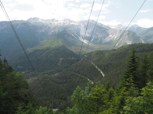 Encore un col de passé (sur une route en gravier, les difficultés s'ajoutent au fur et à mesure) et je peux jouir d'une superbe vue ! 