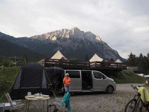Très beau camping entouré par les montagnes, idéal spot pour retrouver mes parents! Piscine naturelle pour se détendre les jambes avec maman. 