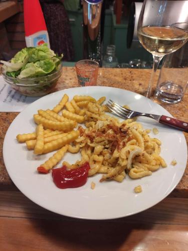 Spatzle au fromage, frites, salade, de quoi éponger un peu l'alcool !