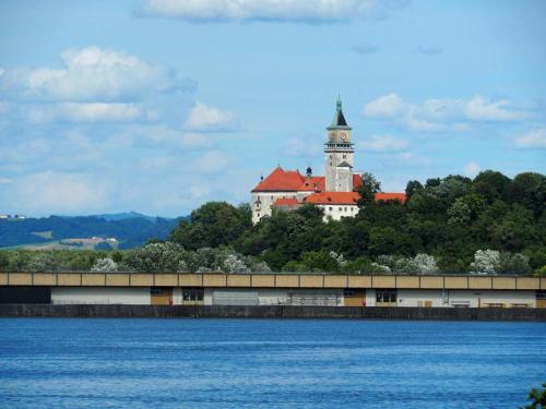 De nombreux châteaux se trouvent le long du Danube, rive gauche et rive droite. 