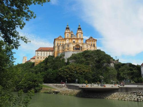 L'abbaye bénédictine de Melk ! Magnifique bâtiment qui vaudrait le coup d'oeil ! 