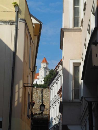 Dans les ruelles de Bratislava avec le château toujours en ligne de mire