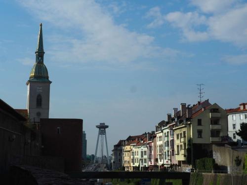 Les beaux immeubles de Bratislava avec au fond le pont à haubans du Soulèvement-national-slovaque