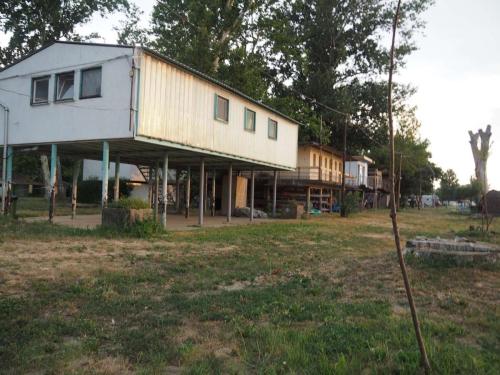 Beaucoup de maisons sur pilotis le long de la rivière et ici au camping !