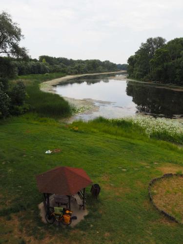 Pause déjeuner au bord de la rivière, tables de pique nique, beau cadre, douche, calme, idéal 