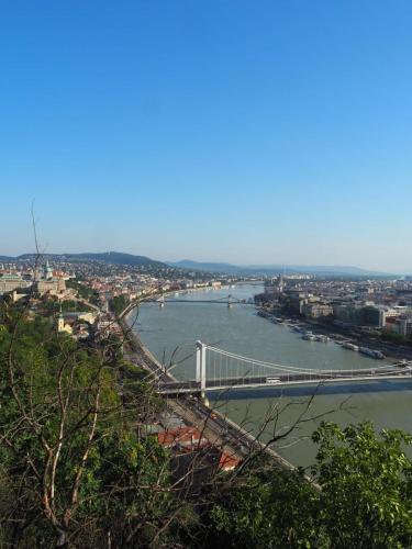 Vue sur le Danube et Budapest depuis la citadelle, fermée pour cause travaux mais super spot pour un petit-déjeuner loin du monde et avec vue !