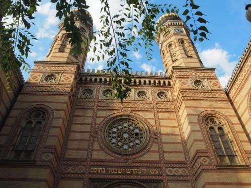 Superbe et immense synagogue du quartier juif
